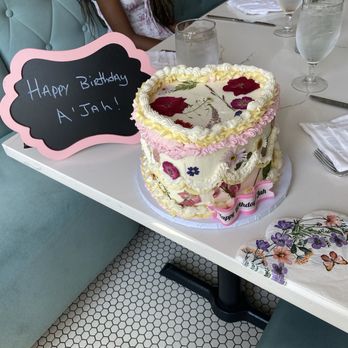 The Gloriette - Vintage cake from cakingwithqui on IG - Seafood Near Me - Covington, Louisiana