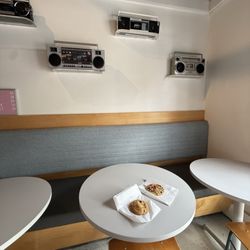 HiFi Cookies - Cute tables & retro boomboxes on the wall
