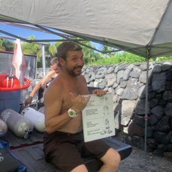 Kona Shore Divers - Dive Master Chris Lee instructing from his "office".