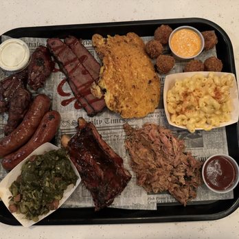 Roaming Bison Tavern - a tray of meat and macaroni and cheese - Whiskey Bars Near Me - Buffalo, New York