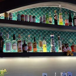 Love this mermaid tiling behind the bar! Love this mermaid tiling behind the bar!
