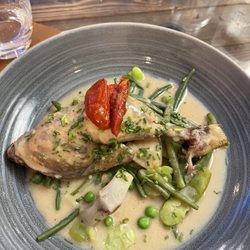 Bistrot du Terroir - Poached poultry leg with sage sauce and peas/beans