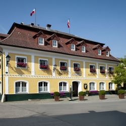 Hoftaverne Ziegelböck | Gasthaus & Restaurant - Die Hoftaverne Ziegelböck in Vorchdorf: traditionelles Gasthaus mit einladender Fassade.