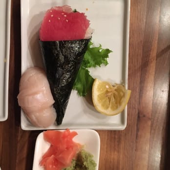 Niu B - Special order spicy tuna roll. Accompanied by scallop nigiri. Delicious! - Sushi Bars Near Me - Chicago, Illinois