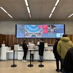 Neues Museum - In line for tickets