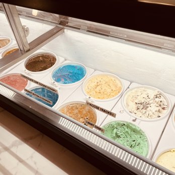 Huckleberry's - Ice cream case - Ice Cream & Frozen Yogurt Near Me - Wisconsin Dells, Wisconsin