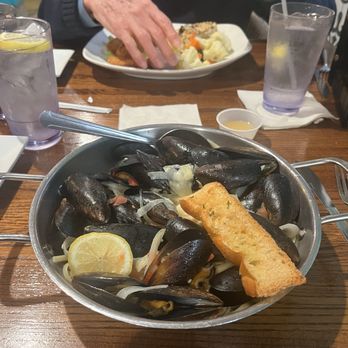 Landy's Restaurant - Mussels with Linguini - Seafood Near Me - Englewood, Florida