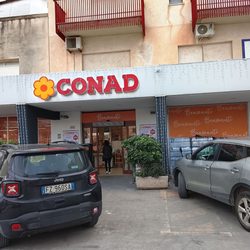 Conad City - Entrance of store