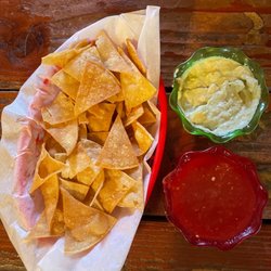 El Farolito Restaurant - Chips, salsa and guacamole