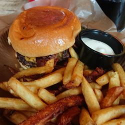 Krubb Burger - Smokey burger, fries, vitlöksdipp