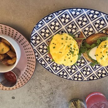 Ubuntu Cafe - Eggs Benedict with Prosciutto! - Cafes Near Me - Long Beach, California