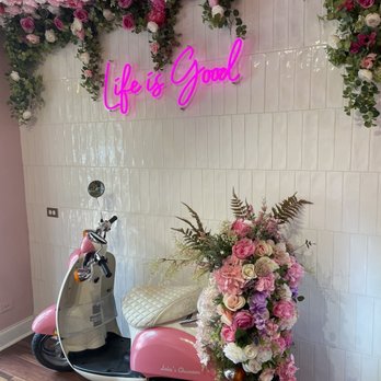 Lola's Handcrafted Churros - At the entrance - notice the Cali plates! - Desserts Near Me - Lisle, Illinois