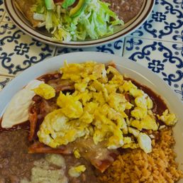 Chilaquiles con Huevo Taquitos (2) Chilaquiles con Huevo Taquitos (2)