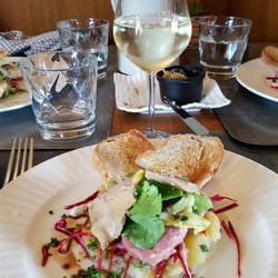 Auberge La Gaillotière - Salade de pommes de terre tièdes au saucisson chaud de Lyon et petite tranche de foie gras. DE-LI-CIEUX
