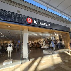 lululemon athletica - Storefront