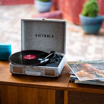 Cakewalk Heirloom Baking - She brought a whole record player and records from our suggested artists - Cafes Near Me - Coulterville, California