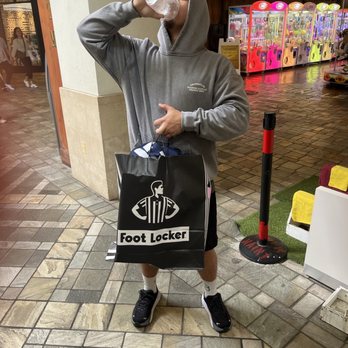 Foot Locker - Vibes - Shoe Stores Near Me - Honolulu, Hawaii