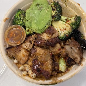 DIG INN - Hot Honey Chicken Bowl, chicken, broccoli, Jasper Hill Mac & Cheese Side,sweet potato, and hot honey sauce - New American Near Me - New York, New York DIG INN - Hot Honey Chicken Bowl, chicken, broccoli, Jasper Hill Mac & Cheese Side,sweet potato, and hot honey sauce - New American Near Me - New York, New York