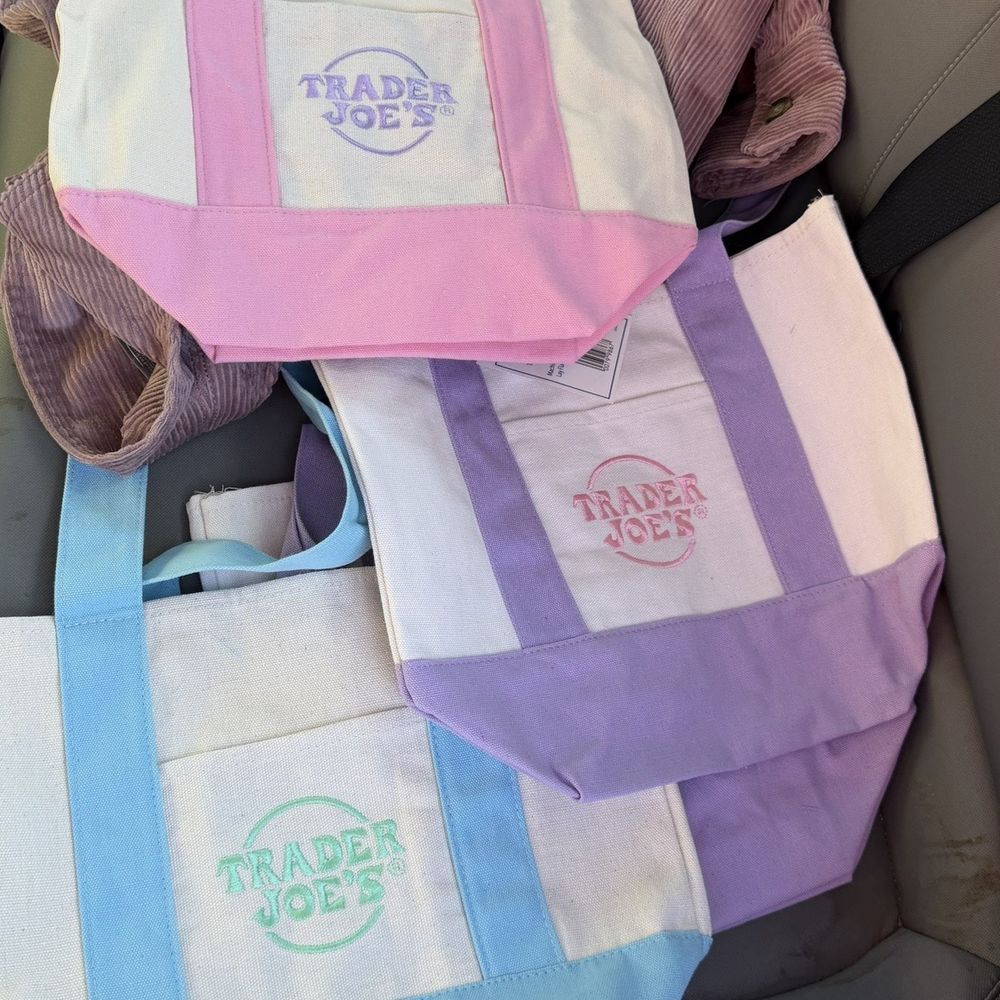 Mini tote bags for Easter are here . 4 colors ( pastel pink , green , blue , lilac ) Mini tote bags for Easter are here . 4 colors ( pastel pink , green , blue , lilac )