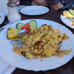 Rührei mit Schinkenspeck und Zwiebeln / Scrambled eggs with bacon and onions