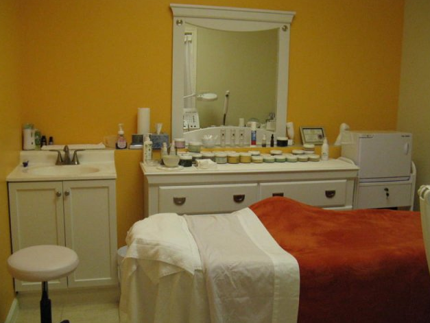 Vali Skin Care Logo