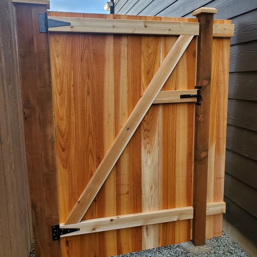 Side gate Side gate