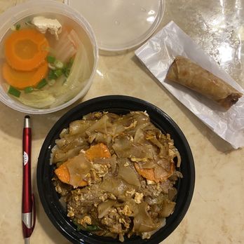 San Aroy Thai Kitchen - Pad see ew with beef Lunch Special incl. side of clear soup - Thai Near Me - Astoria, New York San Aroy Thai Kitchen - Pad see ew with beef Lunch Special incl. side of clear soup - Thai Near Me - Astoria, New York