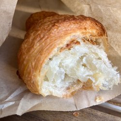 Pipolinka Bakery - Flaky croissant
