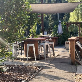 Westfir Lodge - Outdoor seating - Mountain Biking Near Me - Westfir, Oregon Westfir Lodge - Outdoor seating - Mountain Biking Near Me - Westfir, Oregon