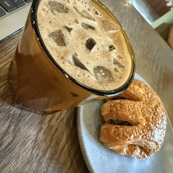 Dedo Coffee - Iced hojicha latte - Cafes Near Me - Long Beach, California
