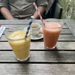 Zuivere Koffie - Espresso, buttermilk oj & strawberry mint oj