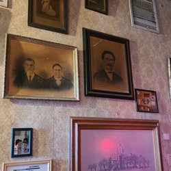 Poppa Rollo's Pizza - Wall of pictures
