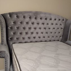 Glamorous Furniture Store - Queen