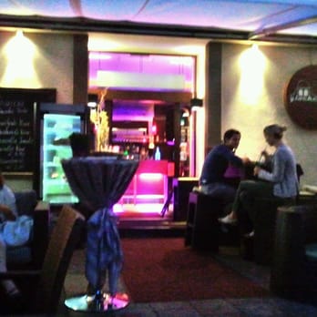 Cafe Bar Glockenspiel - Der Eingang aus dem Gastgarten an einem warmen Sommerabend - Cafes Near Me - Graz, 6 Cafe Bar Glockenspiel - Der Eingang aus dem Gastgarten an einem warmen Sommerabend - Cafes Near Me - Graz, 6
