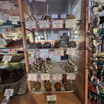 Bruce's Candy Kitchen - Candy Stores Near Me - Cannon Beach, Oregon
