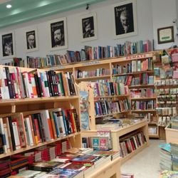 Librería Dante - Me gusta su decoración grandes autores me llevaría sin pensarlo el cuadro de Gabriel Garcia Marqués