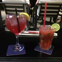 Cantante Cafe - Singapore Sling (meh) and Strawberry Mojito (nice)