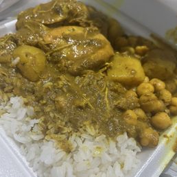 Boneless Curry Chicken with chickpeas and White Rice Boneless Curry Chicken with chickpeas and White Rice