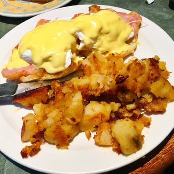 Valley Fields Restaurant - Eggs Benedict with Peameal - Breakfast & Brunch Near Me - North York, Ontario Valley Fields Restaurant - Eggs Benedict with Peameal - Breakfast & Brunch Near Me - North York, Ontario