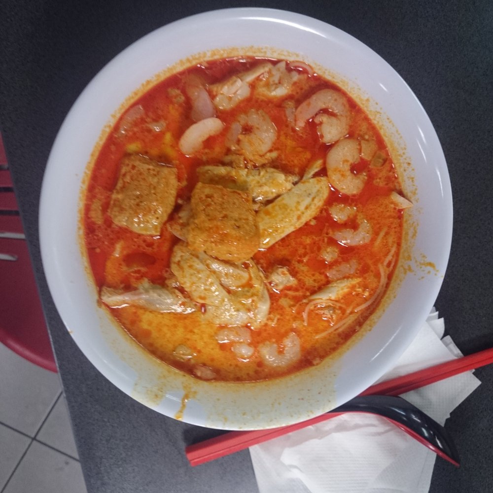 Chicken and small prawn laksa