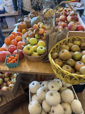 Momma's Grocery + Wine by null