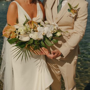 Hakus & Love - Bridal bouquet - Floral Designers Near Me