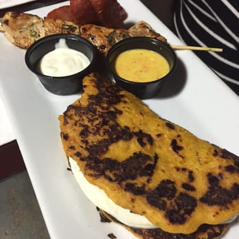Perdigon El Sabor - Cachapa de Queso de Mano con Pinchos de Pollo y Chorizo - Venezuelan Near Me - Tampa, Florida Perdigon El Sabor - Cachapa de Queso de Mano con Pinchos de Pollo y Chorizo - Venezuelan Near Me - Tampa, Florida