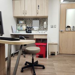 Inova Schar Cancer Institute - Great Falls Clinic - Physician consult room