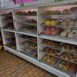 Panaderia La Perla - Baked goods