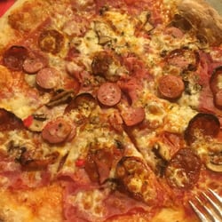 Maria Regina Pizzeria - Salchichas, champiñones y chorizo picante