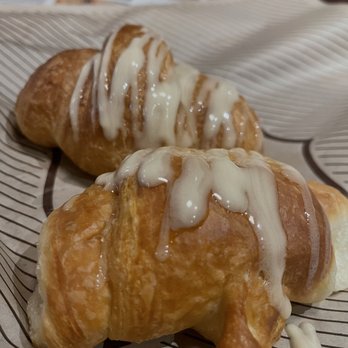Cheddar's Scratch Kitchen - Honey Butter Croissants - American Near Me - Miami, Florida Cheddar's Scratch Kitchen - Honey Butter Croissants - American Near Me - Miami, Florida