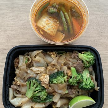 Heng Thai - Beef Pad See Ew with Tom Yum Soup - Thai Near Me - Long Island City, New York Heng Thai - Beef Pad See Ew with Tom Yum Soup - Thai Near Me - Long Island City, New York