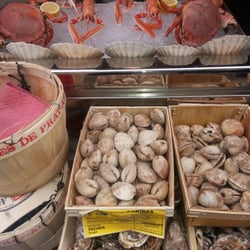 Le Pichet de Paris - Outside display of fresh catch of the day.