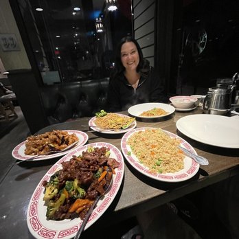 Mandarin King - Wonton soup, egg fried rice, vegetable chow main, orange peel chicken & broccoli beef - Chinese Near Me - Laguna Beach, California